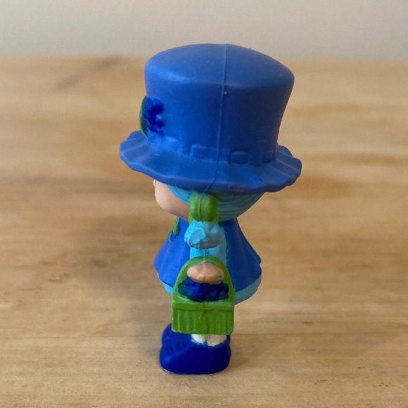 Strawberry Shortcake Blueberry Muffin with Berry Basket Miniature Figurine - Picture 3 of 5